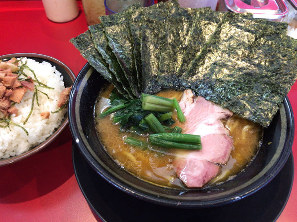「ラーメン(普、濃、多)+のり+チャーシュー丼大 1030円」@家系ラーメン たつ家の写真