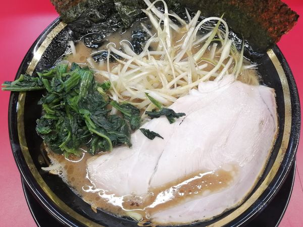 「ネギラーメン白（和風スパイス）¥950＋半ライス¥60」@王道家直伝 との丸家 八潮店の写真