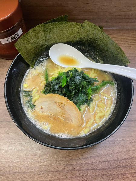 「豚骨醤油ラーメン(690円)」@家系らーめん 横崎家の写真