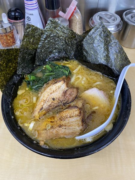 「とんこつ醤油らーめん　中盛り　炙り煮豚2枚」@ら〜めんぎょうてん屋GOLD 東名厚木店の写真