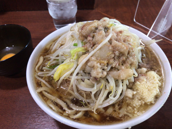 「ラーメン(ニンニク、アブラ)+生卵 870円」@D麺の写真