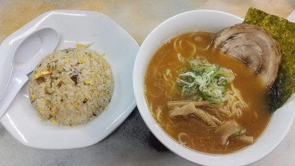 「ラーメンと半チャーハン880円」@とむちゃんラーメン 246深沢店の写真