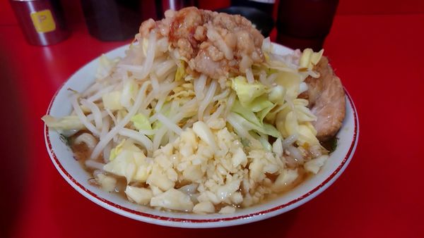 「ラーメンぶた2枚(800円)ﾆﾝﾆｸｱﾌﾞﾗ」@ラーメン二郎 札幌店の写真