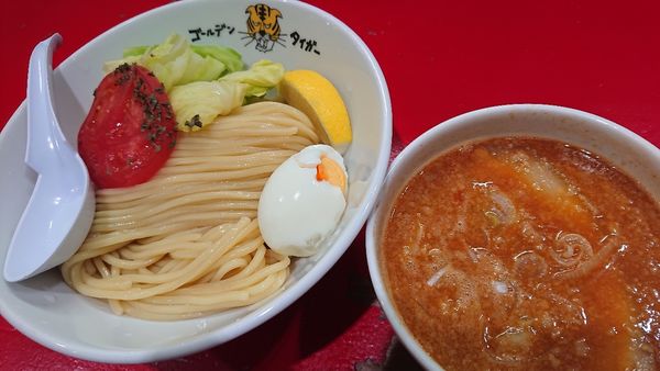 「トマトつけめん中900円＋ごはん50円」@ゴールデンタイガーの写真