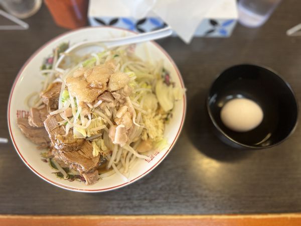 「汁無し少なめ(にんにく少し.あぶら)750円+生玉子50円」@らーめん69の写真