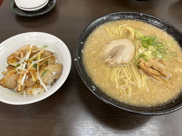 「チャーシュー丼セット（中太麺大盛り背脂多め）」@とんこつラーメン まる一の写真
