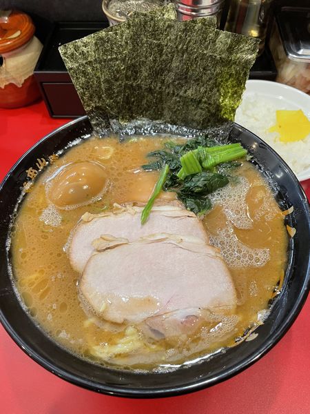 「チャーシューメン中盛＋味玉＋ライス小¥1,270」@杉田家 千葉駅前店の写真