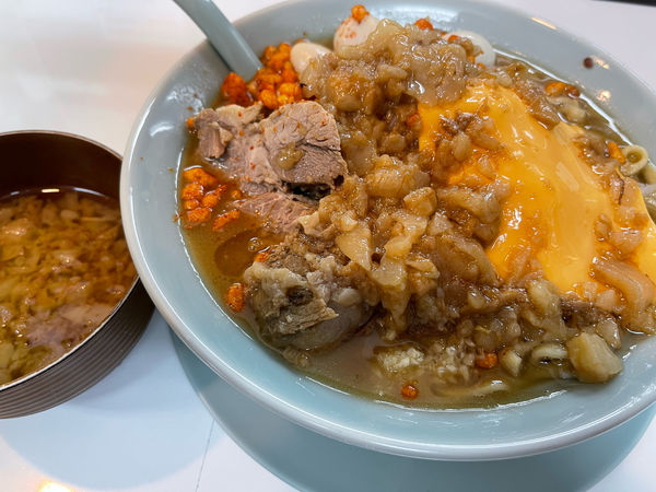 「ラーメン並＋チーズ＋うずら5個＋赤揚げ玉＋マシマシアブラ」@麺屋 顎で喰らえの写真