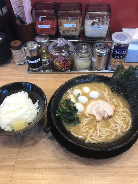 「ラーメンウズラ増し、硬め濃いめ」@横浜家系ラーメン 有楽家 桑名店の写真