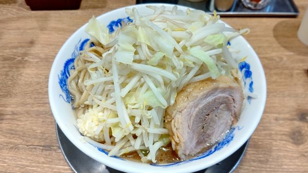「ラーメン（大盛）+ヤサイニンニク」@ジャンクガレッジ 狭山店の写真