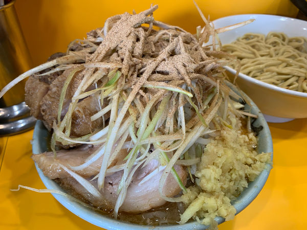 「小つけ豚　ニンニクマシマシヤサイアブラ　生姜　葱　和風BB」@ラーメン二郎 八王子野猿街道店2の写真