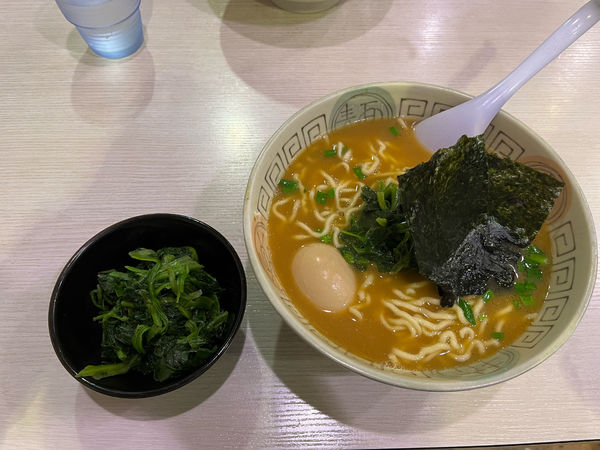 「醤油ラーメン味玉ほうれん草増し、硬め」@満州軒 プララ店の写真