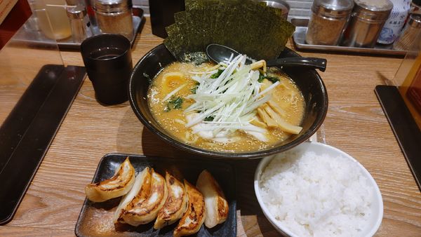「味噌とんこつラーメン・大盛・餃子・白髪ネギ・のり￥1,570」@横浜家系ラーメン 銀家 川崎銀柳街店の写真