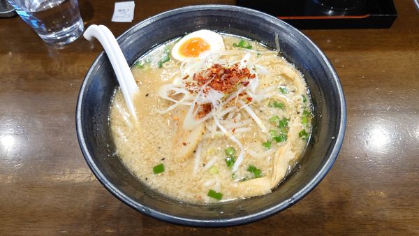 「【限定】スパイシー背脂味噌1050円+黒豚チャーご飯350円」@自家製多加水極太麺 ISAMIの写真