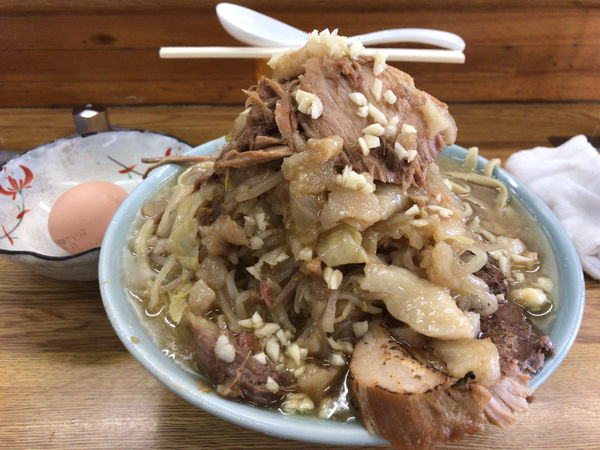 「ラーメン(ヤサイチョイマシ、ニンニク、アブラ)+生玉子 900円」@ラーメン そらの写真