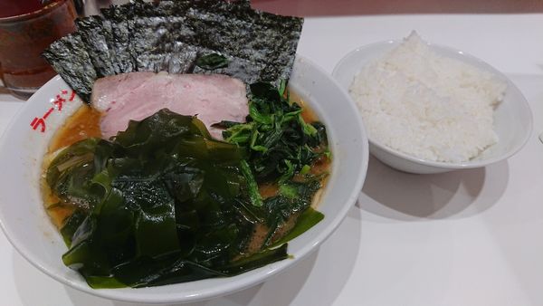 「中ラーメン(カタ濃い多め)+穂先わかめ+特上のり、ライス」@ラーメン 三浦家の写真