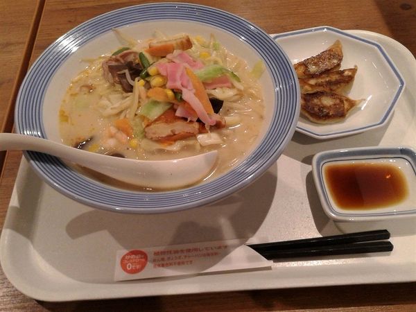 「長崎ちゃんぽん(680円)+餃子3個セット(140円)」@長崎ちゃんぽん リンガーハット アリオ亀有店の写真