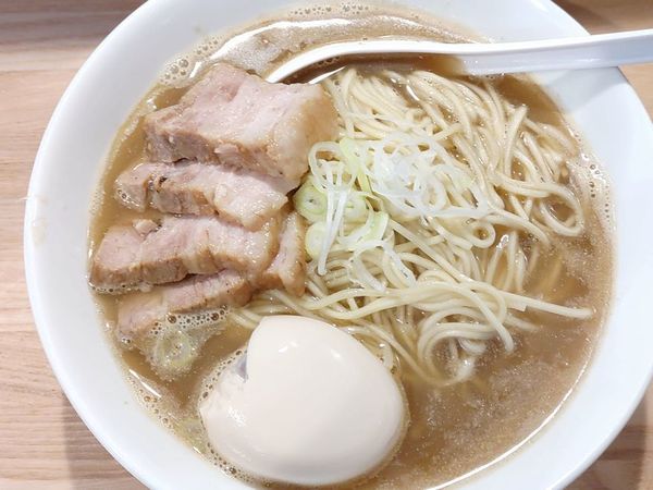 「肉そば（中）＋半熟煮たまご」@自家製麺 伊藤 神田店の写真