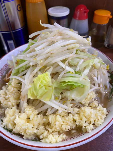 「麺少なめ(野菜マシ、ニンニクマシマシマシ)」@ラーメン 豚んちの写真