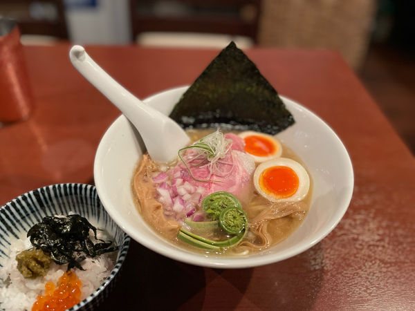 「【限定】天然桜鯛出汁らぁ麺（鯛飯付き）¥1300」@酒肴場 屯の写真