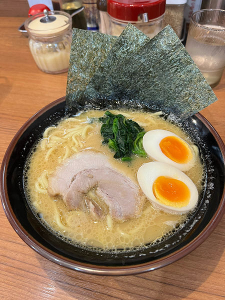 「味玉ラーメン、硬め濃いめ」@横浜家系ラーメン なぶら家の写真