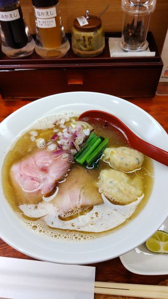 「【限定】　淡麗煮干しそば　780円　海老ワンタン2個サービス」@三馬路 東京店の写真