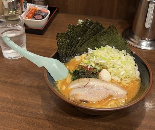 「辛豚 海苔 薬味ネギ生 中太麺 油少なめ」@横浜家系ラーメン 吟家 稲毛海岸店の写真