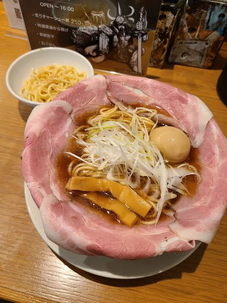 「ピストル(関西出汁醤油ラーメン)+とろ～り半熟煮玉子」@ラーメン大戦争 神田店の写真