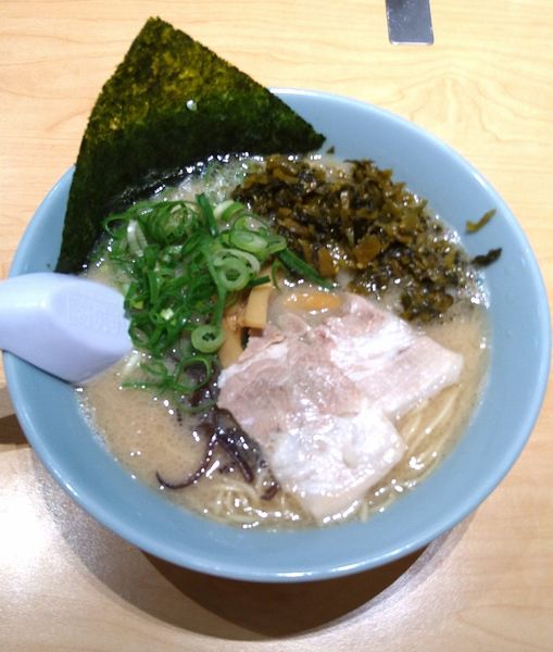 「久留米ラーメン 680円＋辛子高菜 120円」@麺屋吉蔵 VIERRA小倉店の写真