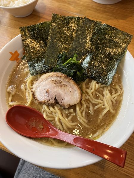 「ラーメン大盛り+半ライス」@ラーメン大桜 東神奈川駅前店の写真