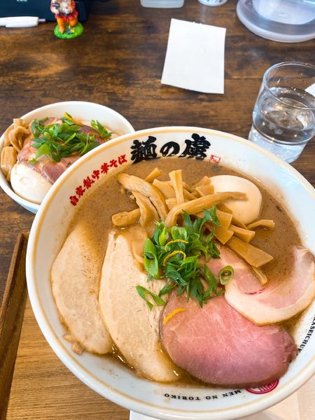 「特製豚骨魚介中華そば 虜丼」@自家製中華そば 麺の虜の写真