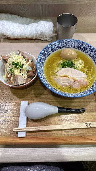「【限定】淡麗鶏そば 燻製味玉 吊るし焼きチャーシュー丼」@煮干しつけ麺 宮元の写真