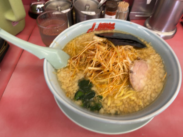 「醤油ラーメン大盛　ピリ辛ネギトッピングクーポン使用」@ラーメン山岡家 瑞穂店の写真