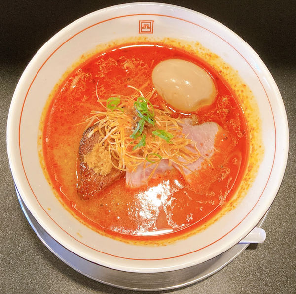 「辛味噌らーめん(中辛)＋味玉」@味噌麺処 でこぼこの写真