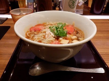 「蒸し鶏とキノコのサンラー麺」@粥餐庁 新宿京王モール店の写真