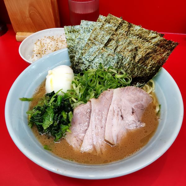 「朝ラー＋チャ３枚＋のり＋れん草」@横浜ラーメン 武蔵家 大井町店の写真
