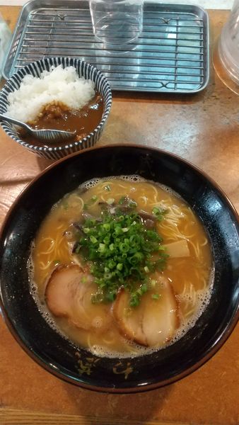「わくらーめん700円、替玉100円、豚ちゃんカレー小150円」@博多とんこつラーメン わ蔵 中目黒店の写真
