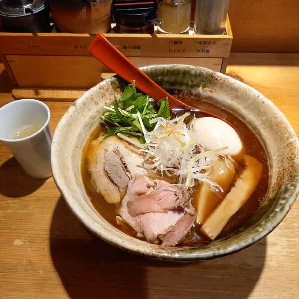 「味玉入り焼きあご塩らー麺￥940」@焼きあご塩らー麺 たかはし 上野店の写真