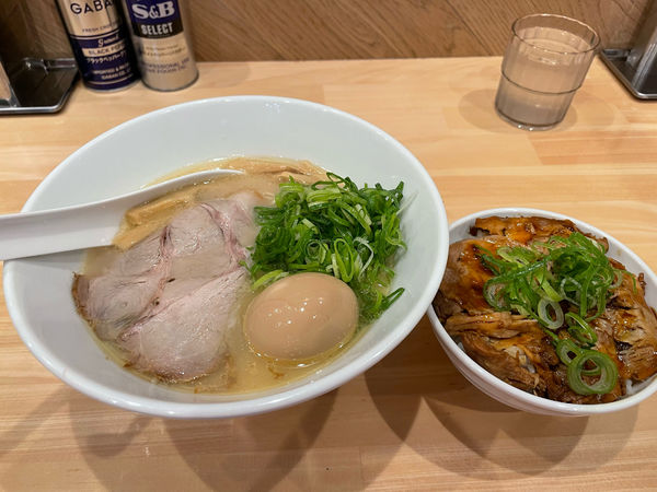 「味玉らーめん + チャーシュー丼」@鶏白湯 白の写真