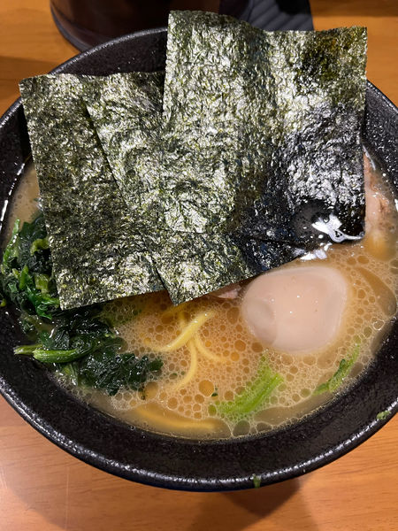 「ラーメン硬め濃いめ、開店サービス味玉」@らーめん ささきの写真