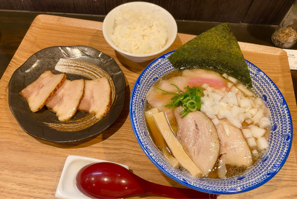 「煮干そば with 追加ロースチャーシュー／追加玉ねぎ & ご飯」@煮干し中華そば 昌まさの写真