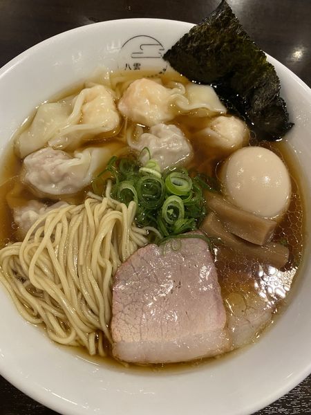 「特製ワンタン麺黒だし味玉 1100+100」@八雲の写真