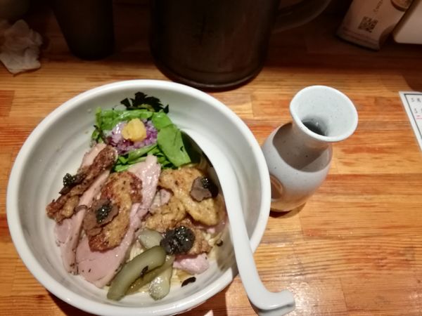 「キャビアフォアグラトリュフの 三重奏油そば〜(1500円)」@満鶏軒の写真