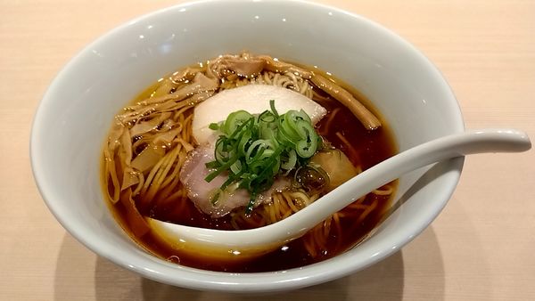 「醤油らぁ麺（８００円）」@らぁ麺 六花の写真