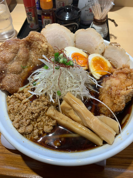 「肉盛りブラック麺(半熟煮玉子)」@らーめん海道 灯う家の写真
