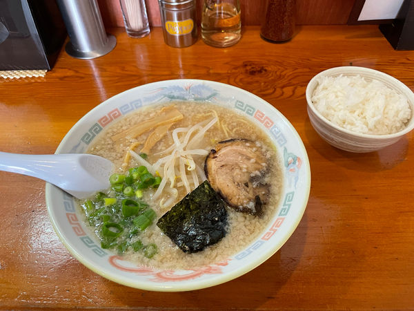 「ラーメン　半ライス」@中華そば専門店 木八 三島店の写真