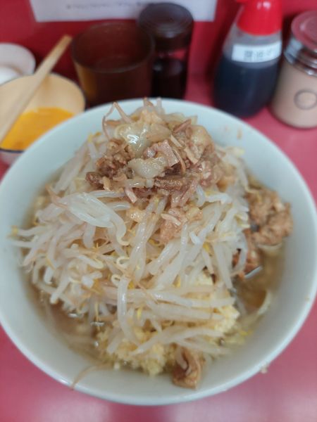 「麺少なめ＋生卵880円」@ラーメン二郎 小岩店の写真