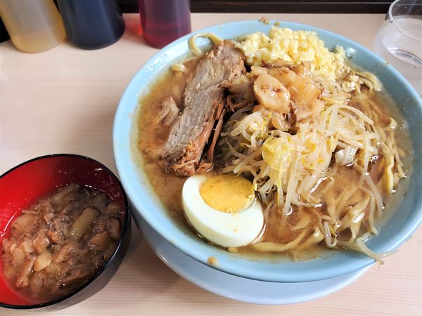 「ラーメン麺半分・ブタカスアブラ」@ラーメン富士丸 平塚店の写真