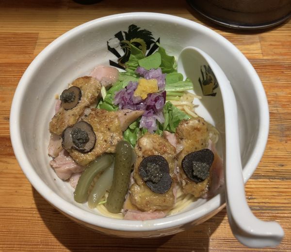 「4周年記念限定 フォアグラ・キャビア・トリュフの三重奏油そば」@満鶏軒の写真