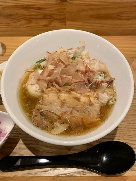 「鮪節ラーメン全部のせ（玉ねぎトッピング】」@鶏と鮪節 麺屋 勝時の写真